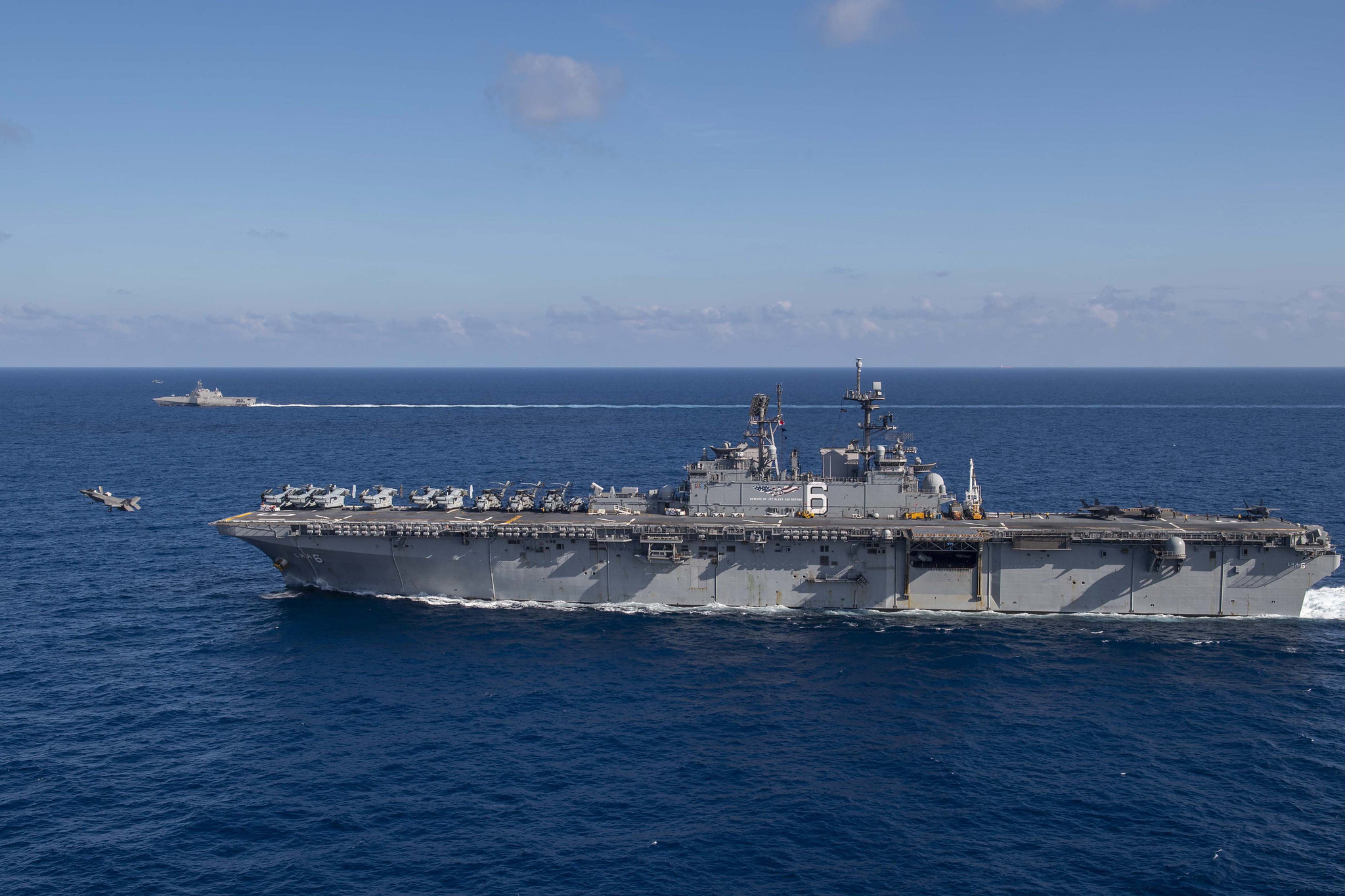 3月13日，美國海軍“美利堅”號兩棲攻擊艦和“吉佛茲”號瀕海戰鬥艦闖入中國南海海域並開展聯合訓練。
