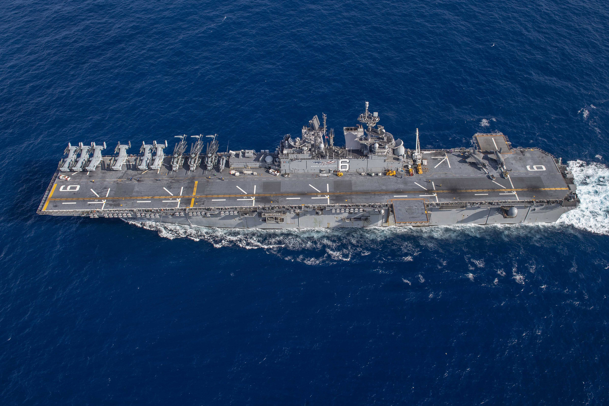 3月13日，美國海軍“美利堅”號兩棲攻擊艦在南海航行，甲板上擺放著MV-22運輸機、CH-53E直升機和F-35B艦載戰鬥機。