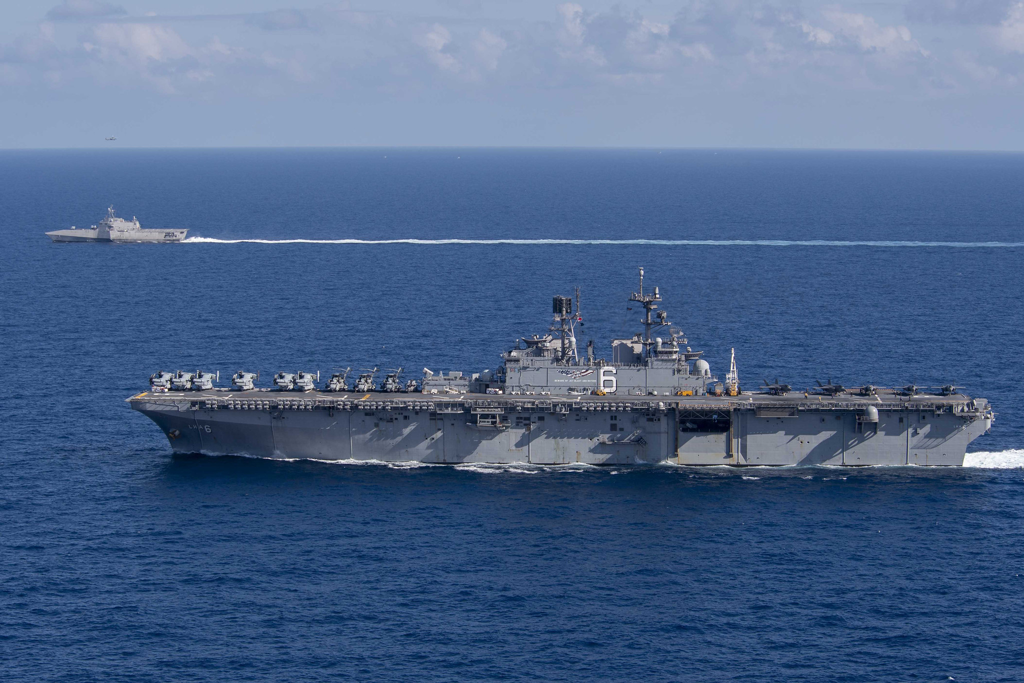 3月13日，美國海軍“美利堅”號兩棲攻擊艦和“吉佛茲”號瀕海戰鬥艦闖入中國南海海域並開展聯合訓練。