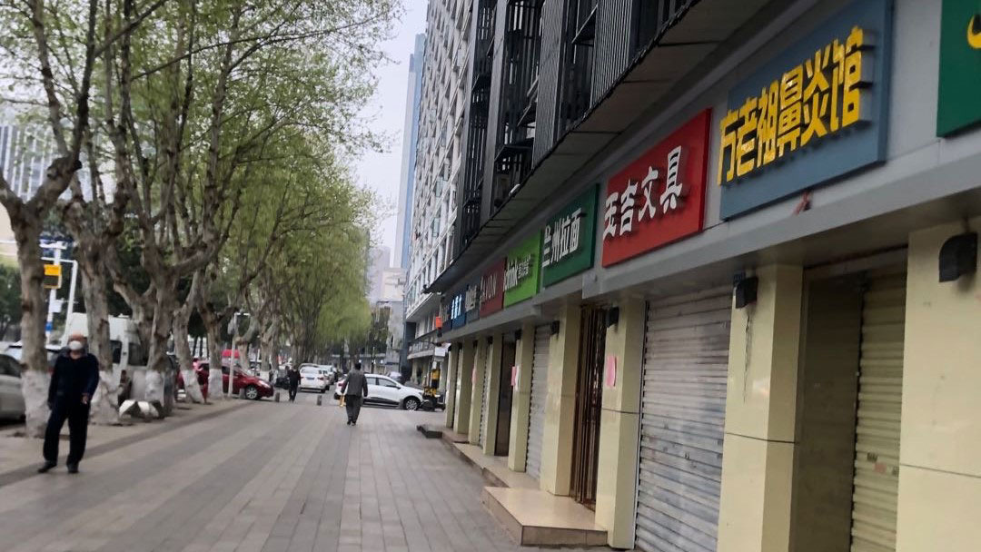 武漢市多數店鋪打烊，街道冷冷清清。（誌願者提供/記者喬龍）