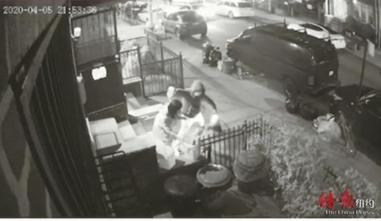 圖為八大道一名華女5日晚在門前倒垃圾時遭一名白人男子以不明液體潑臉。(視頻截圖)