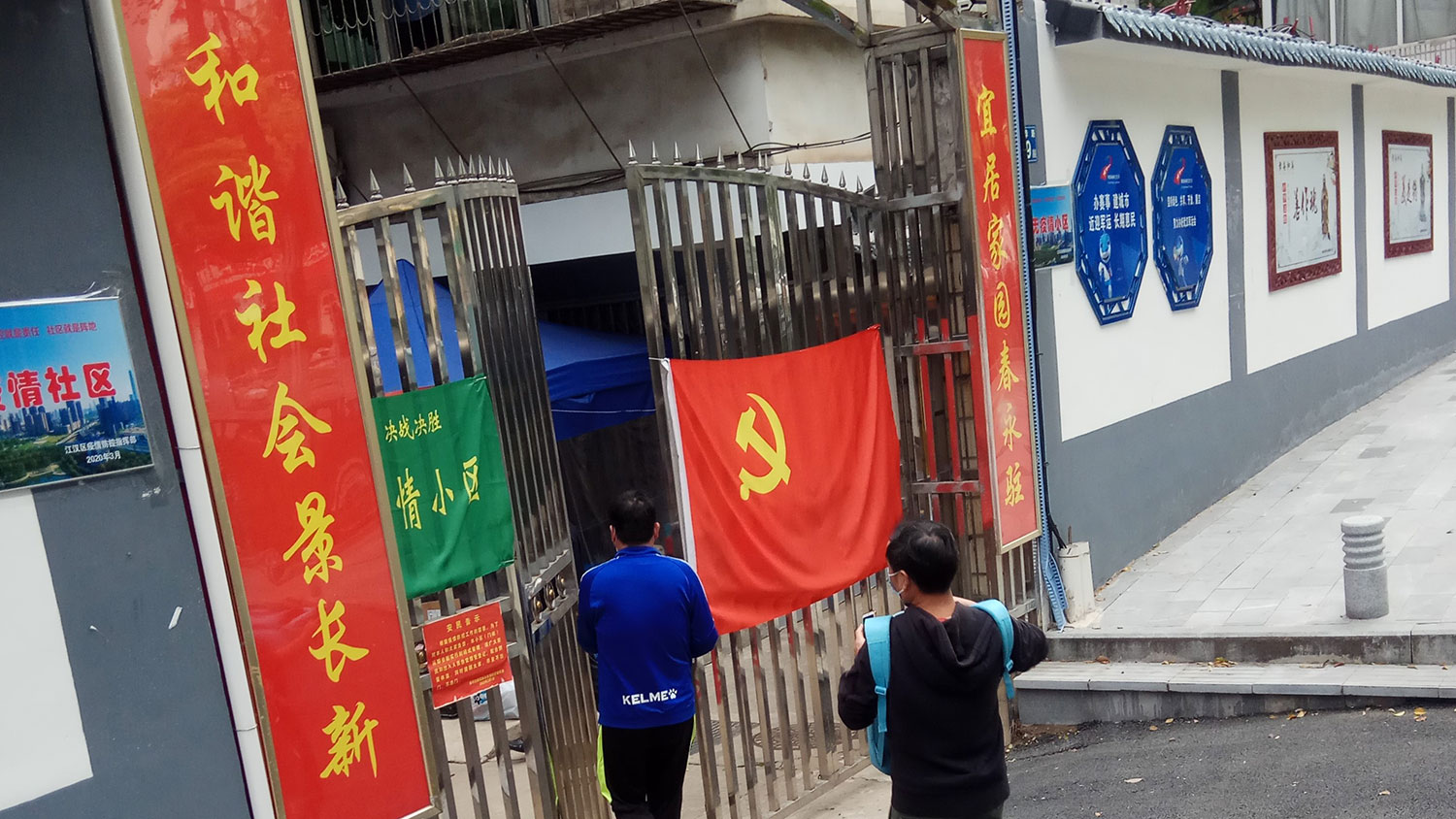 武漢各居民區掛滿中國共產黨黨旗。（張展提供/記者喬龍）