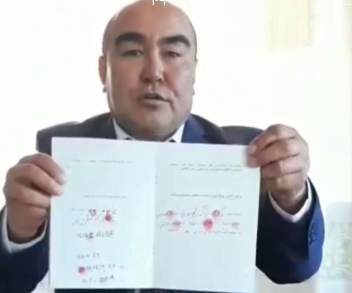 哈薩克人阿迪裏別克說，他在新疆的父母親全家草場補貼去年被停放。（視頻截圖/記者喬龍）