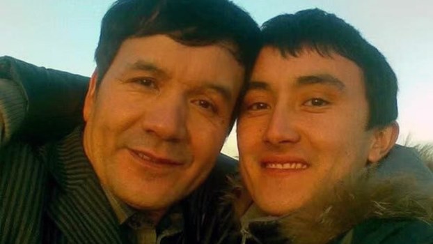 新疆媒體人迪力夏提和他的兒子。（家屬提供/記者喬龍）