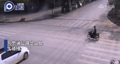 神了！监控拍下：摩托司机被撞飞后稳坐车顶