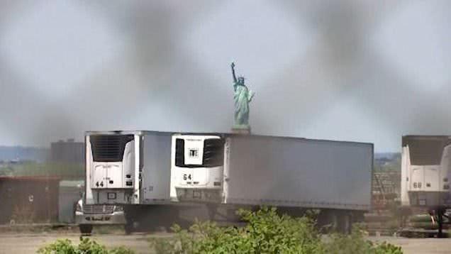 纽约在自由女神像附近建临时停尸场 放数十辆冷藏车
