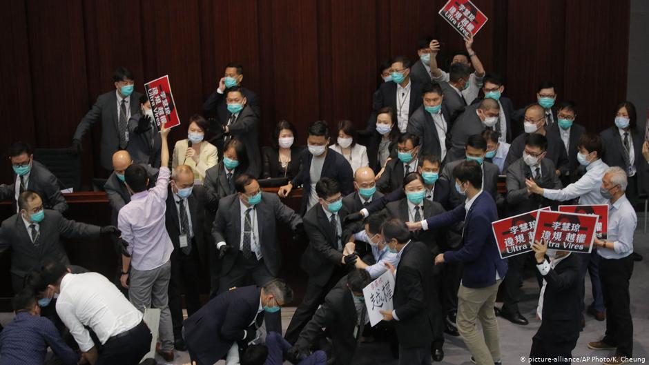 香港立法会爆激烈冲突 泛民派包围主席台