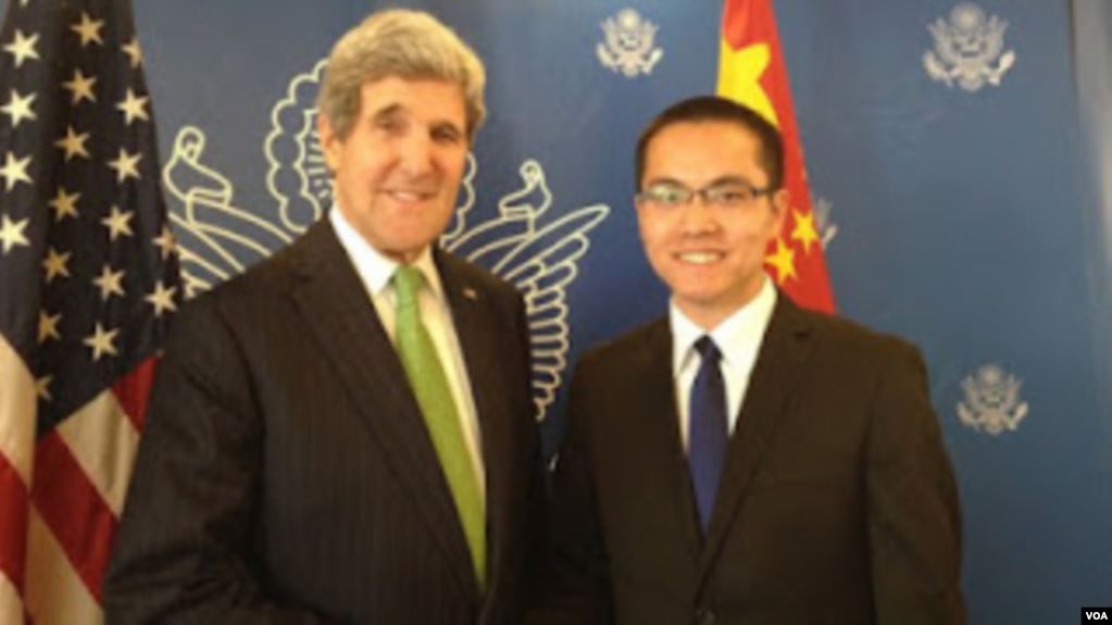 資料照：原任騰訊財經頻道編導的張賈龍（右）會見前美國國務卿約翰·克裏。（維權網圖片）