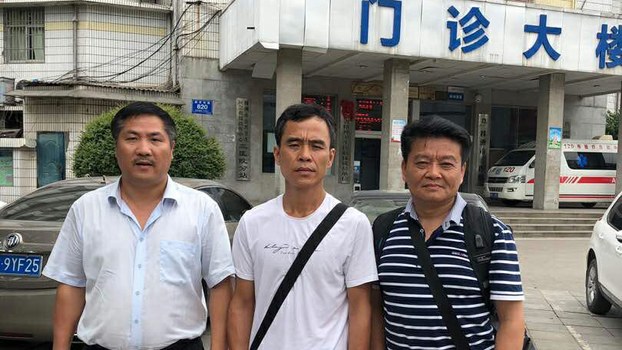 資料圖片：文東海律師（左）、“潑墨女孩”董瑤瓊的父親董建彪（中）和李貴生律師2018年8月1日在湖南株洲第三醫院外。（受訪者提供）