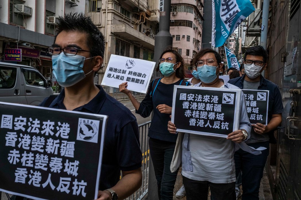 周五，二十幾名抗議者聚集在香港遊行，抗議北京提議的新國安法。