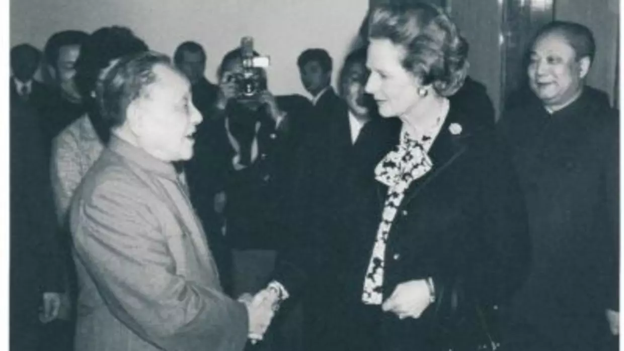 中國官方刊物刊1984年12月19日，鄧小平會見英國首相撒切爾夫人 資料照片