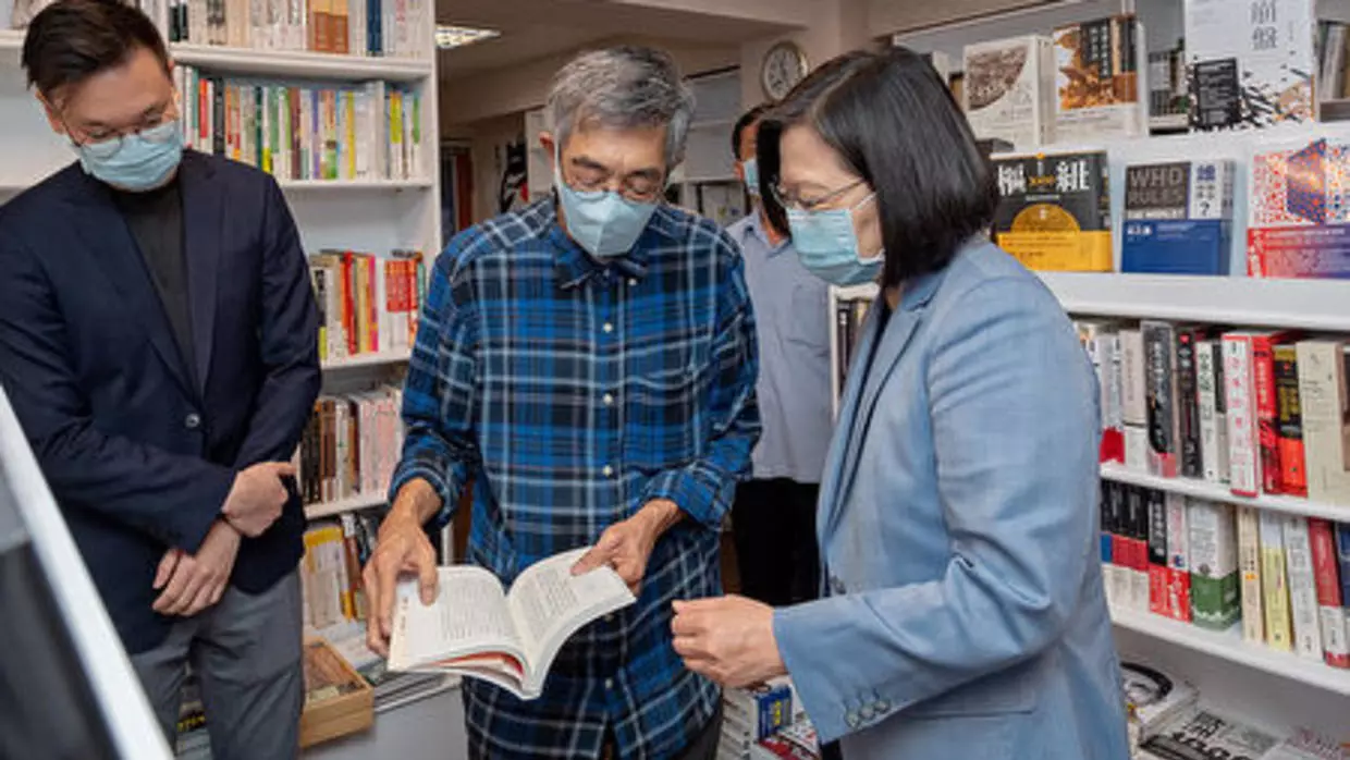 蔡英文突访台湾铜锣湾书店：自由的台湾撑住香港的自由