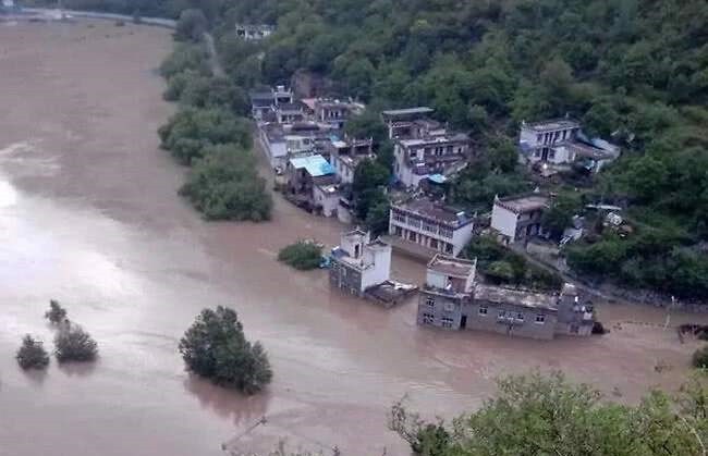 安徽省六安市多村莊被淹。 （翻攝自微博）