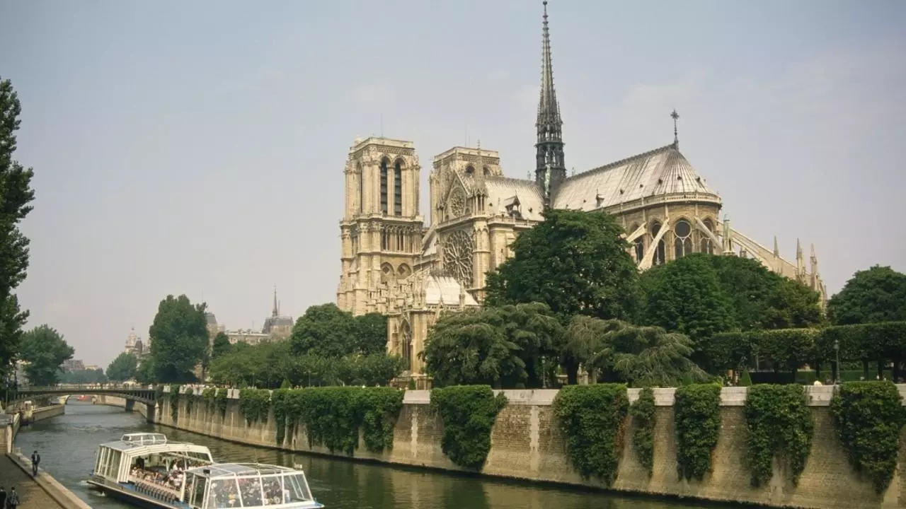 A catedral Notre Dame de Paris foi o monumento mais visitado na França em 2011, 13,6 millions de visiteurs en 2010).