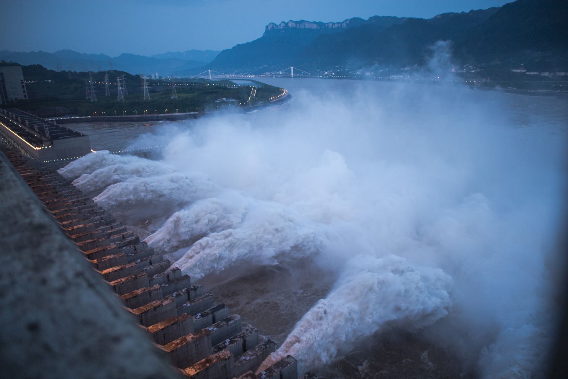 水位不断暴涨 中国院士称三峡大坝越泡水越结实