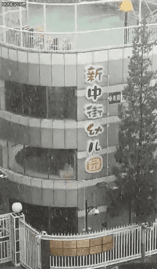 大热天的北京竟然飘雪？市民围观：不敢相信