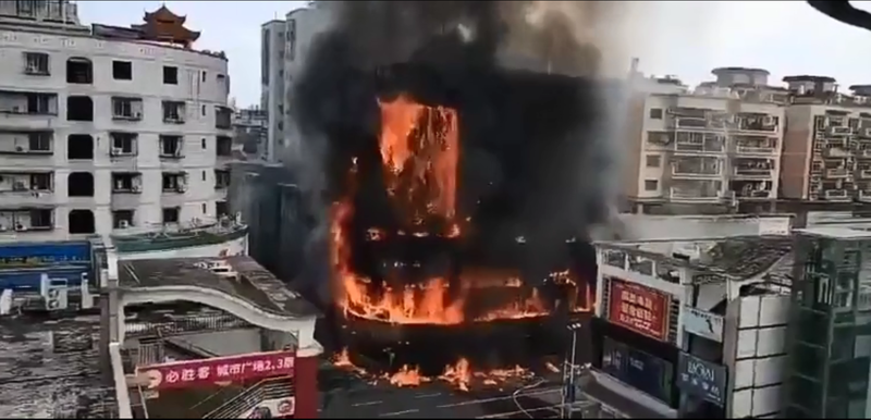广东7层商场烧到只剩骨架 官方宣称“无人伤亡”