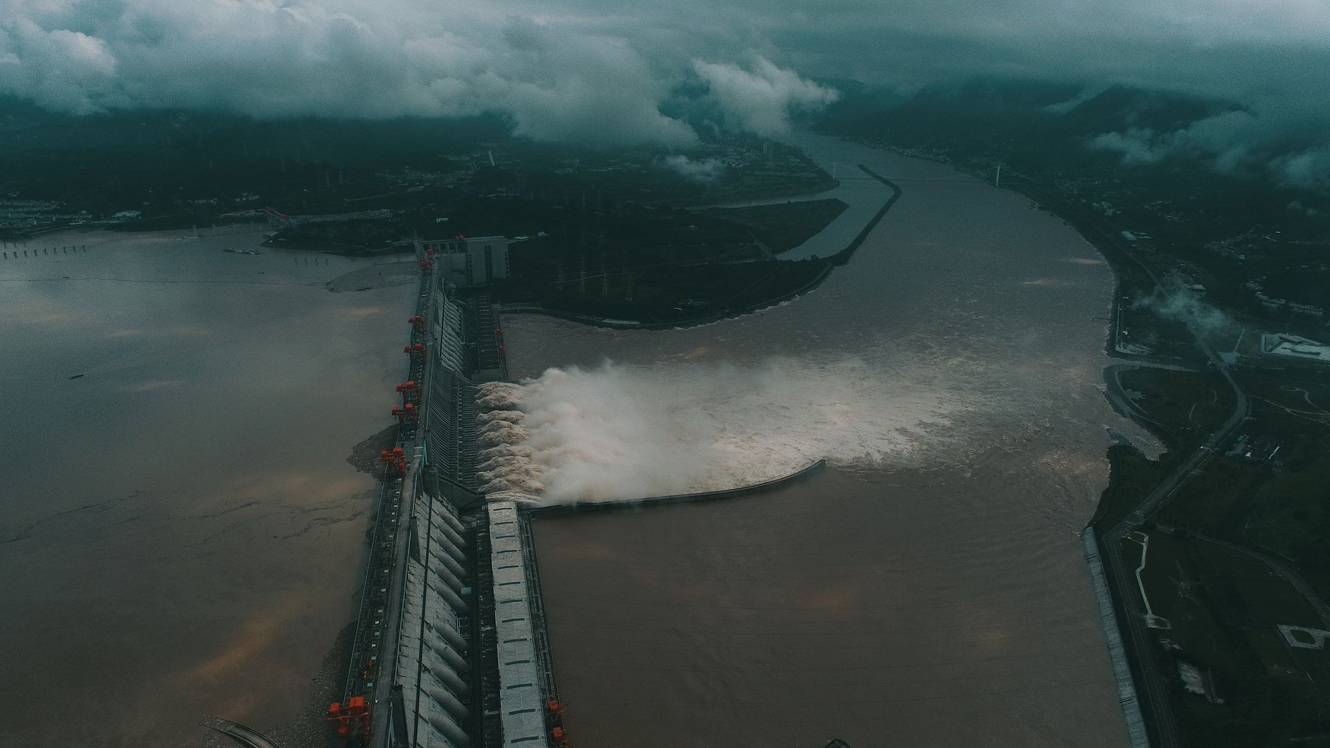 航拍：历史巨洪通过三峡工程 大坝前出现大量垃圾
