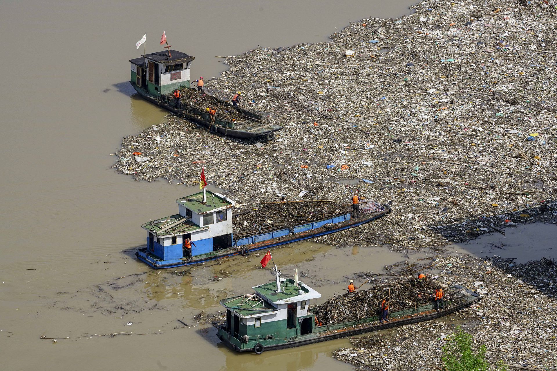 航拍：历史巨洪通过三峡工程 大坝前出现大量垃圾