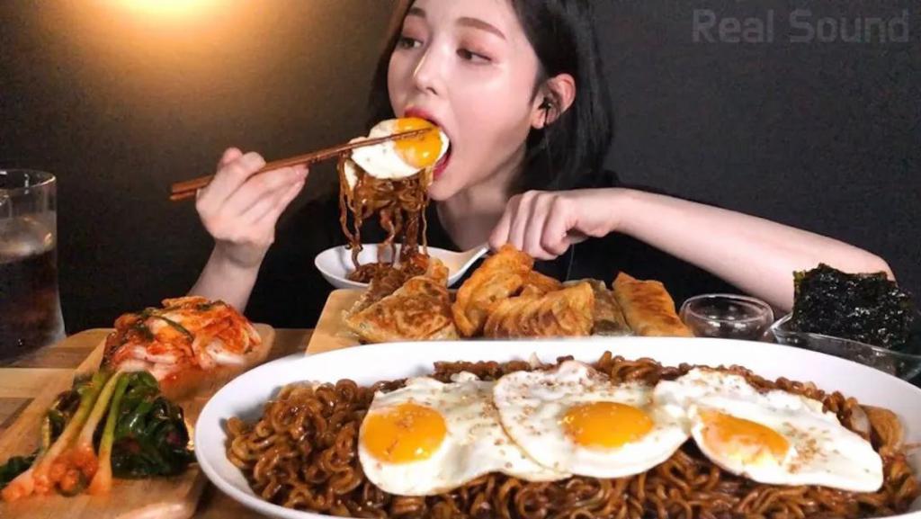 韩国吃播网红被曝作弊假吃，吐食物前先做秘密手势？！