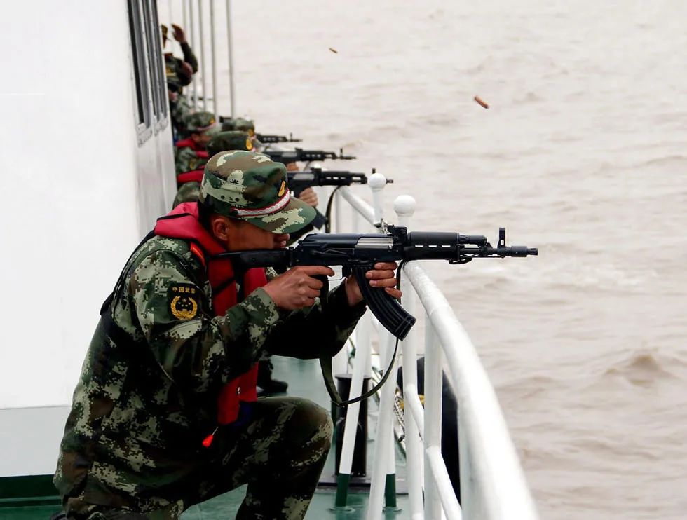 中国销毁100多万冲锋枪 全部化为一锅钢水