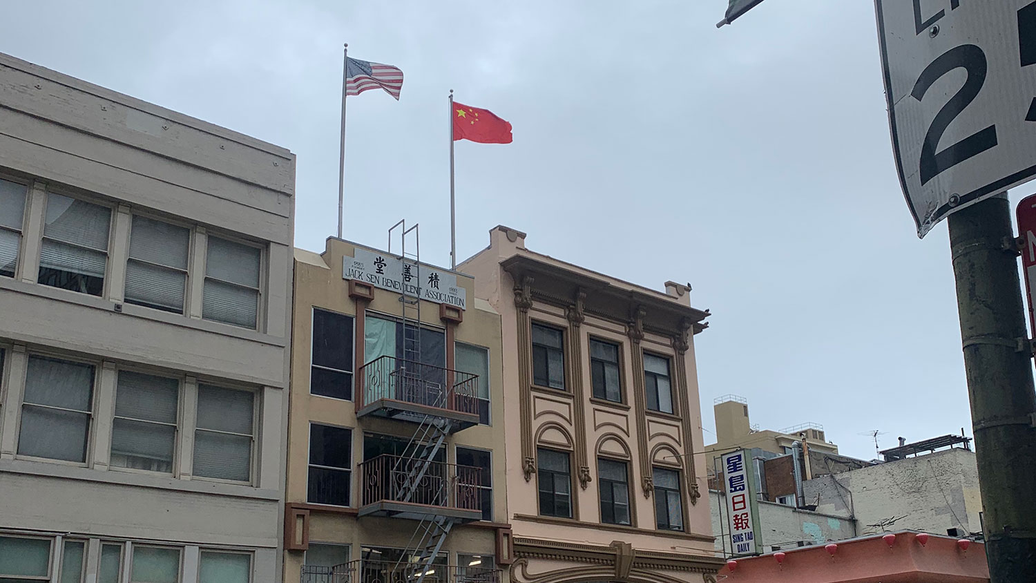 “双十节”走访旧金山唐人街 从旗帜悬挂看当地政见冲突…