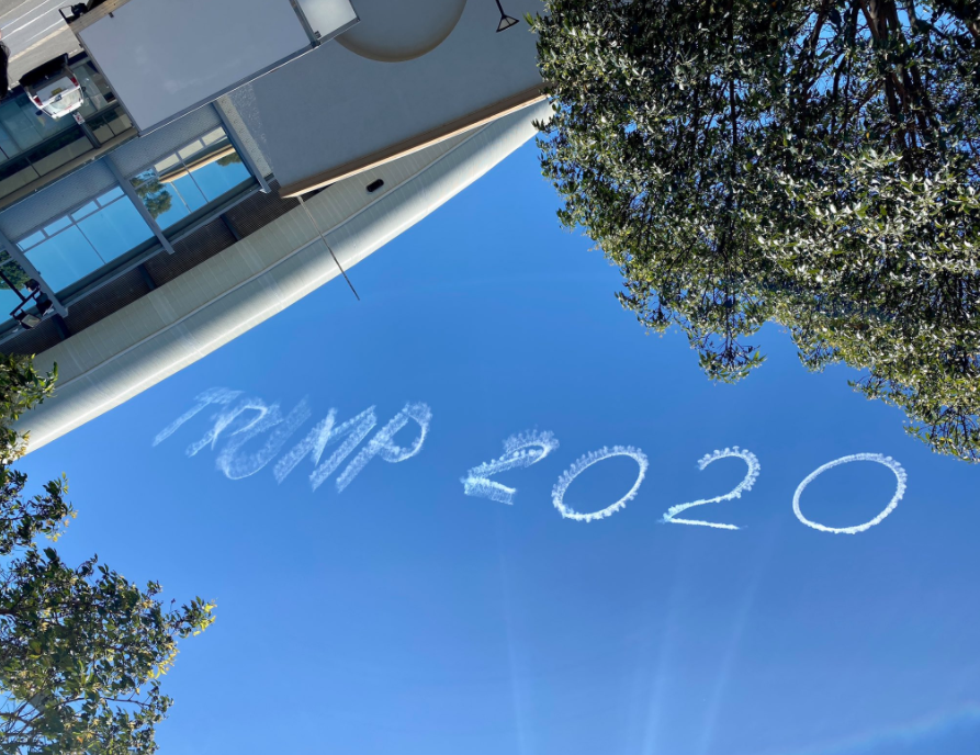 澳洲悉尼川粉用飞机在天空写下“Trump 2020”标语