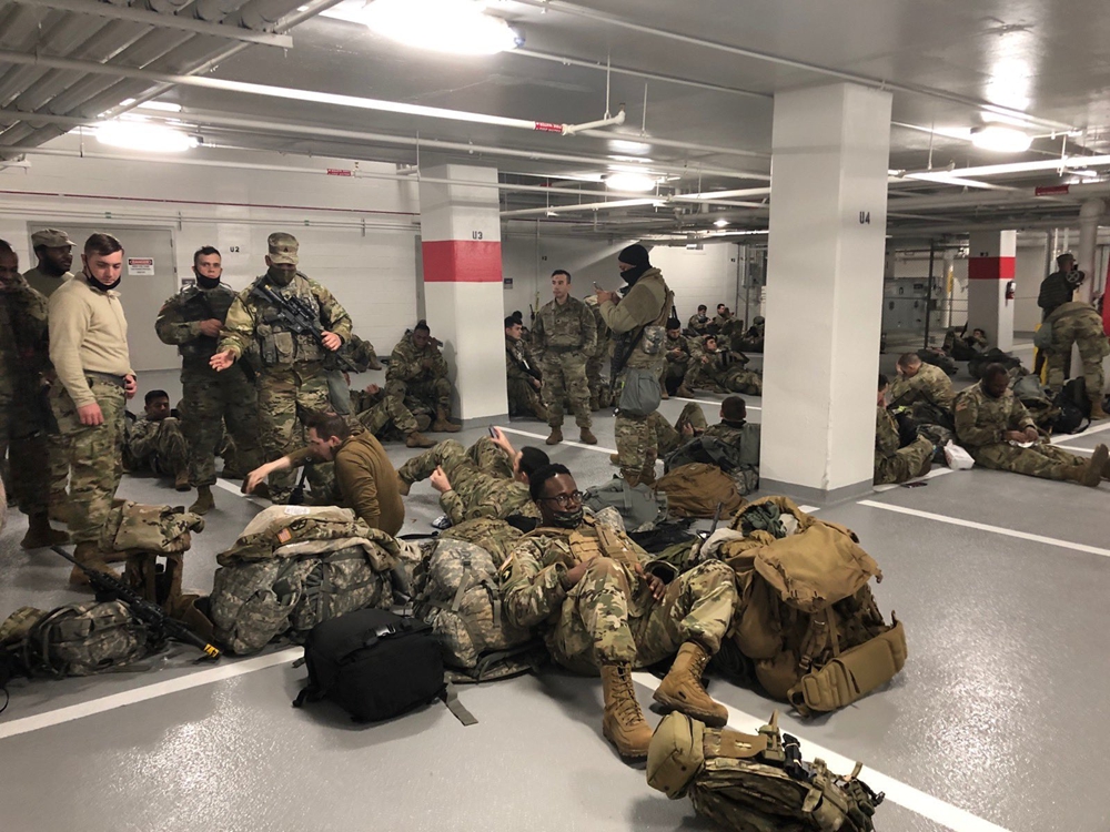 守卫国会美军士兵被赶到地下车库睡水泥地，拜登道歉