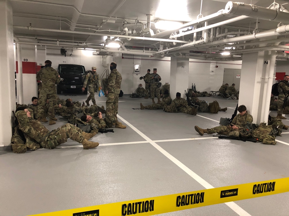 守卫国会美军士兵被赶到地下车库睡水泥地，拜登道歉