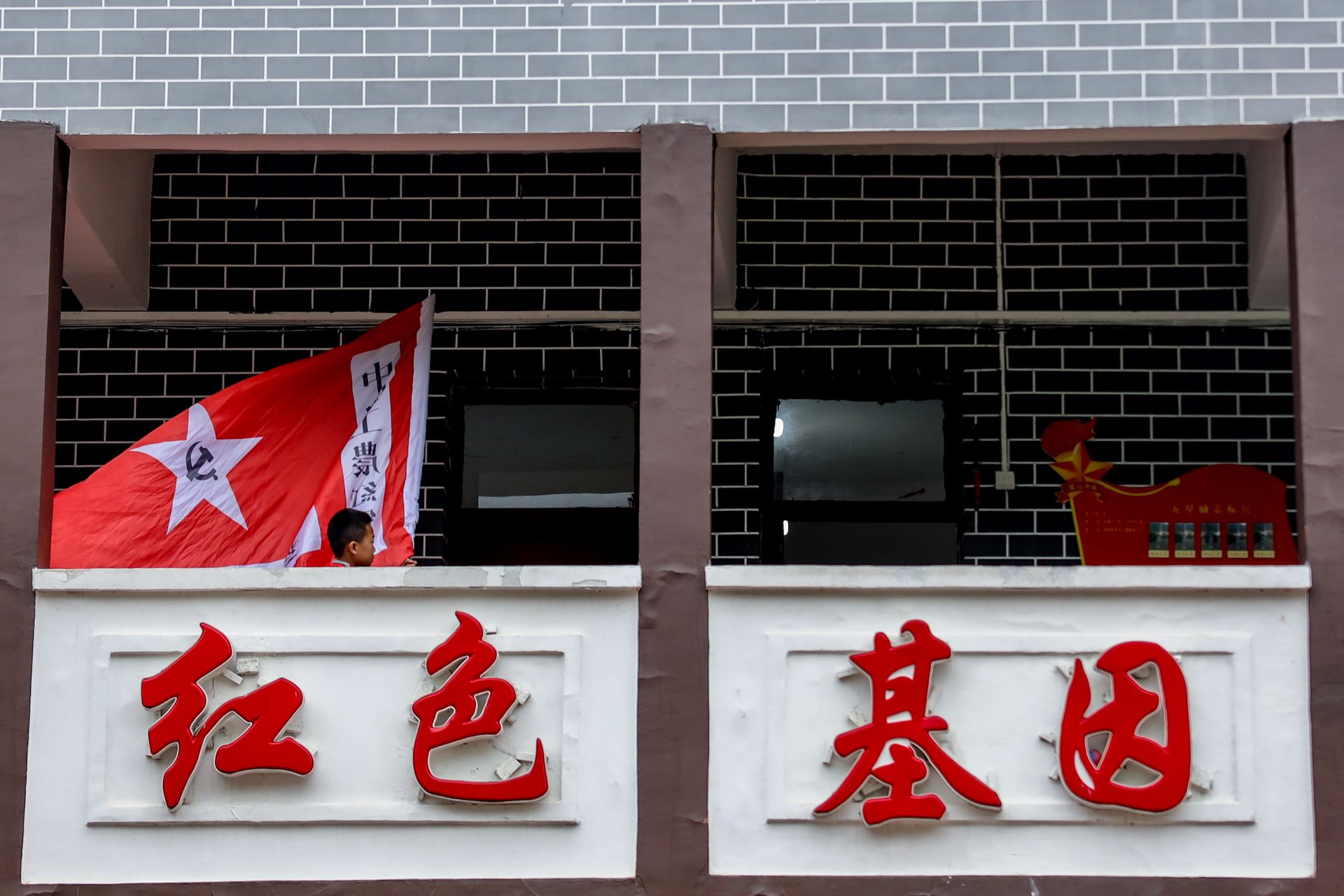 探访中国第一所红军小学 每天穿戴军装红军帽上学