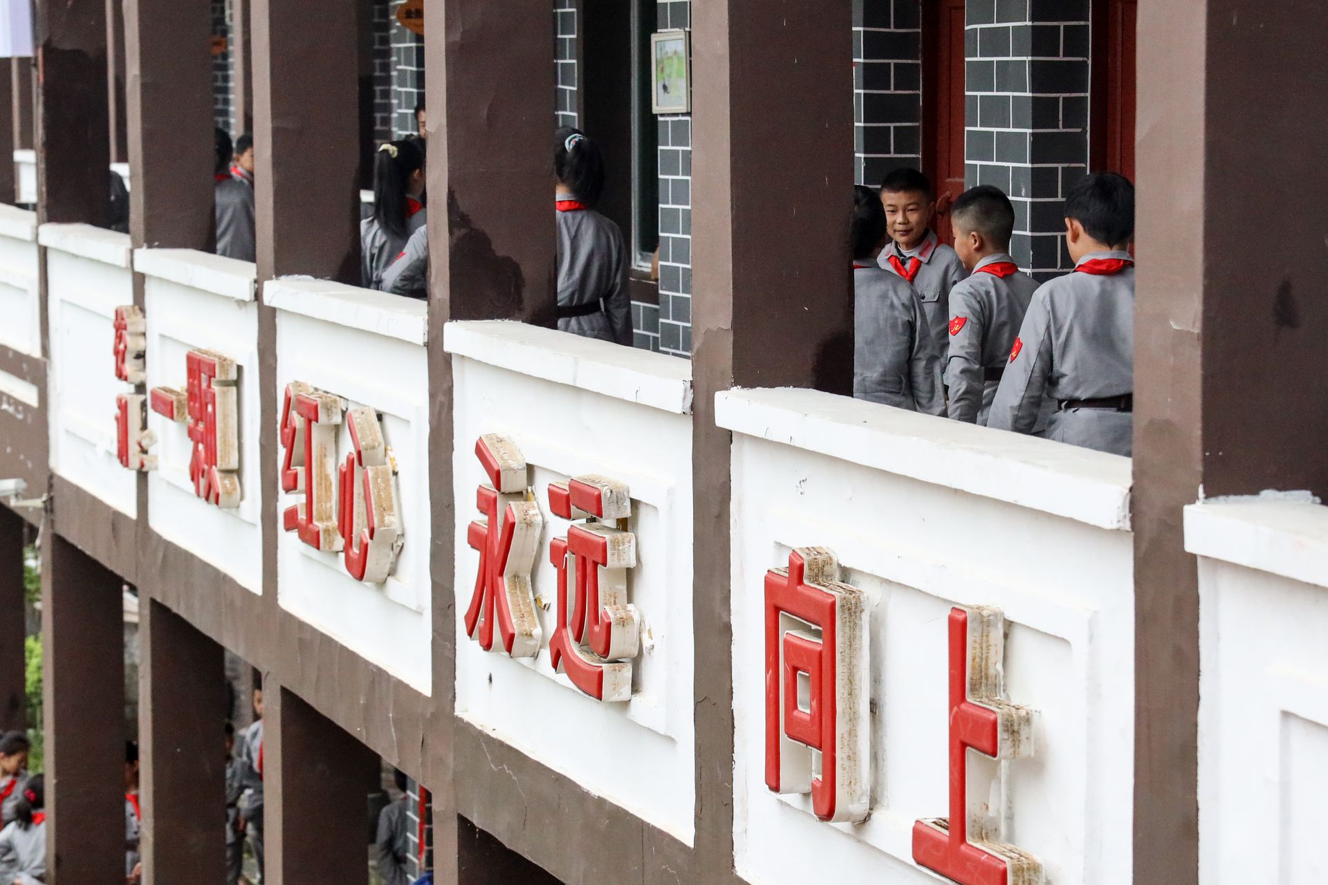 探访中国第一所红军小学 每天穿戴军装红军帽上学