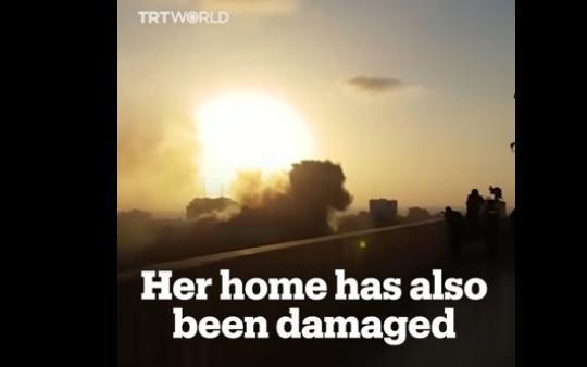 巴勒斯坦记者报道时突遇空袭 身后大楼被炸毁