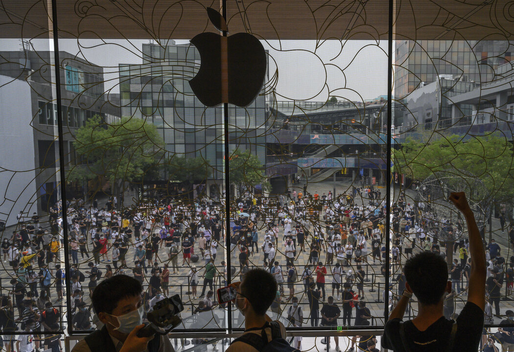 去年，北京，人们排队等待苹果商店开幕。