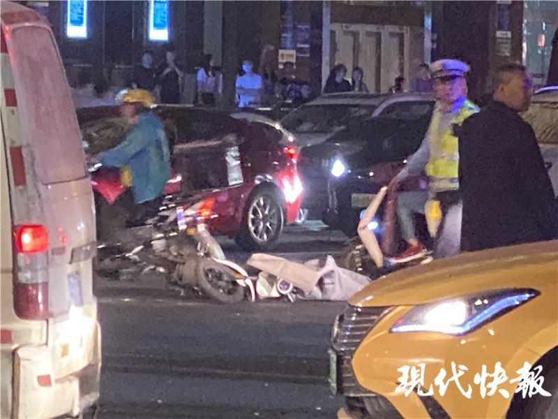 南京男子驾车撞倒并碾压前妻還刺伤群众，6人重傷
