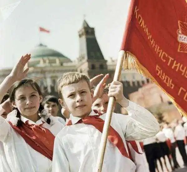 “苏联的每个孩子都希望成为少先队员”