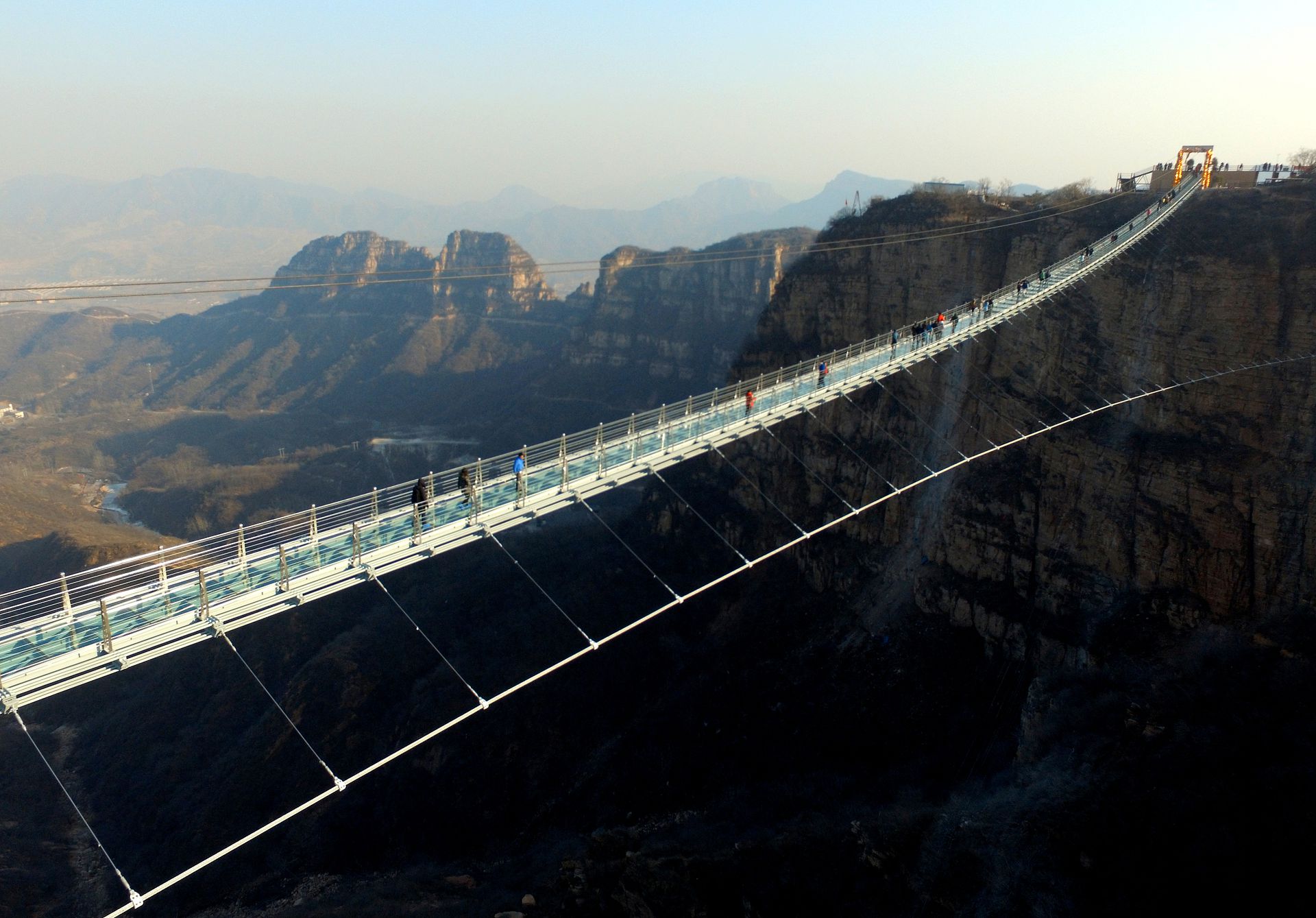 实拍:中国最惊险高空玻璃栈道 悬崖之间体验绝壁凌空
