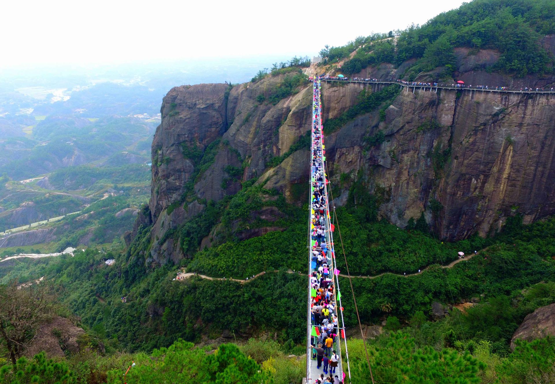 实拍:中国最惊险高空玻璃栈道 悬崖之间体验绝壁凌空