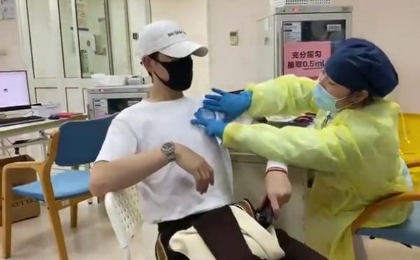 在上海同仁医院，台湾艺人萧敬腾接种第二针新冠疫苗