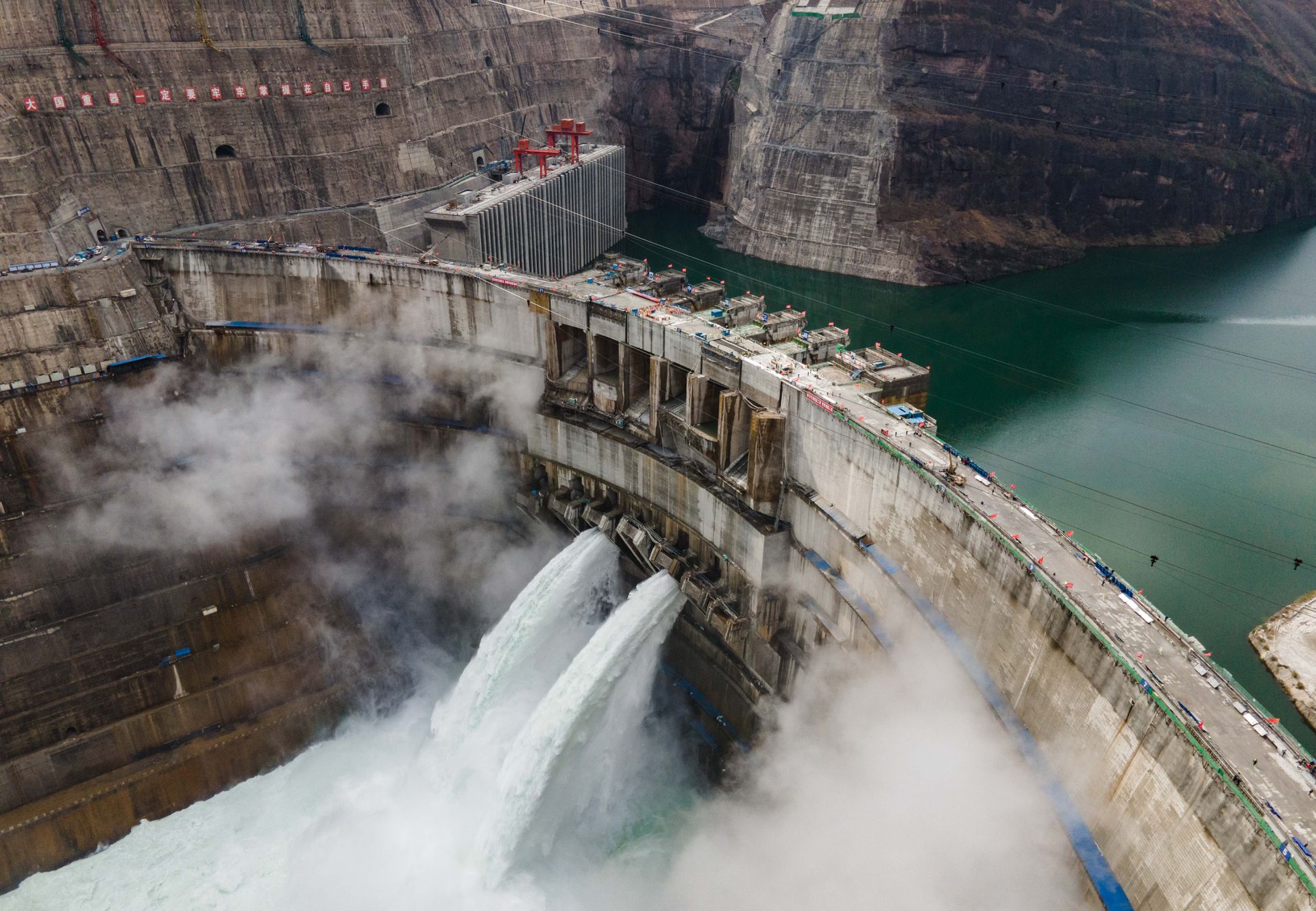中国三峡后又一巨型水利工程 创6项世界第一 习近平祝贺