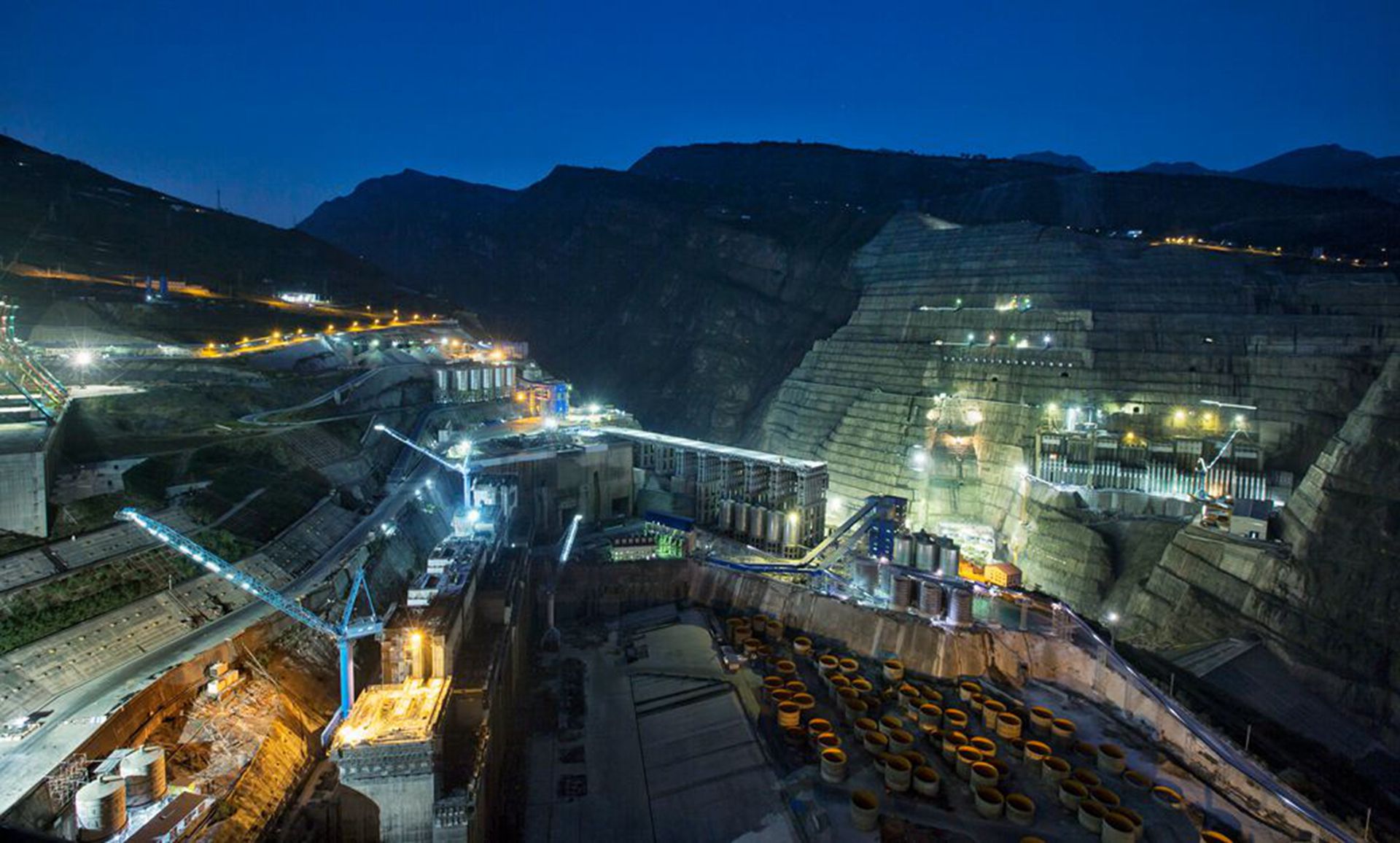 中国三峡后又一巨型水利工程 创6项世界第一 习近平祝贺