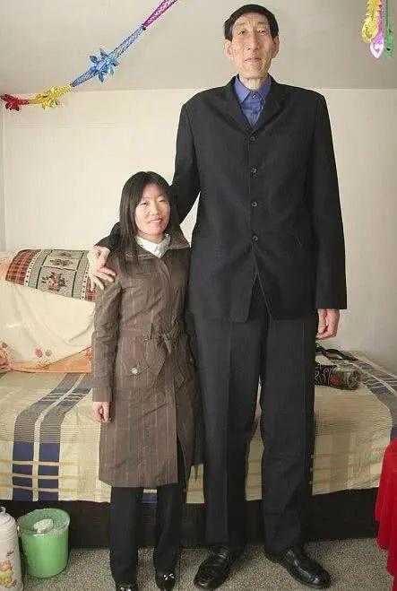 中国第一巨人闪婚后不顾劝阻生下儿子，如今怎样了？