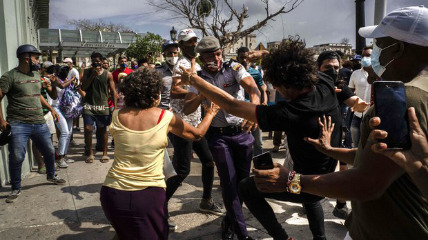 古巴民众罕见街头高喊“自由” 中国关注 大变革前夜？
