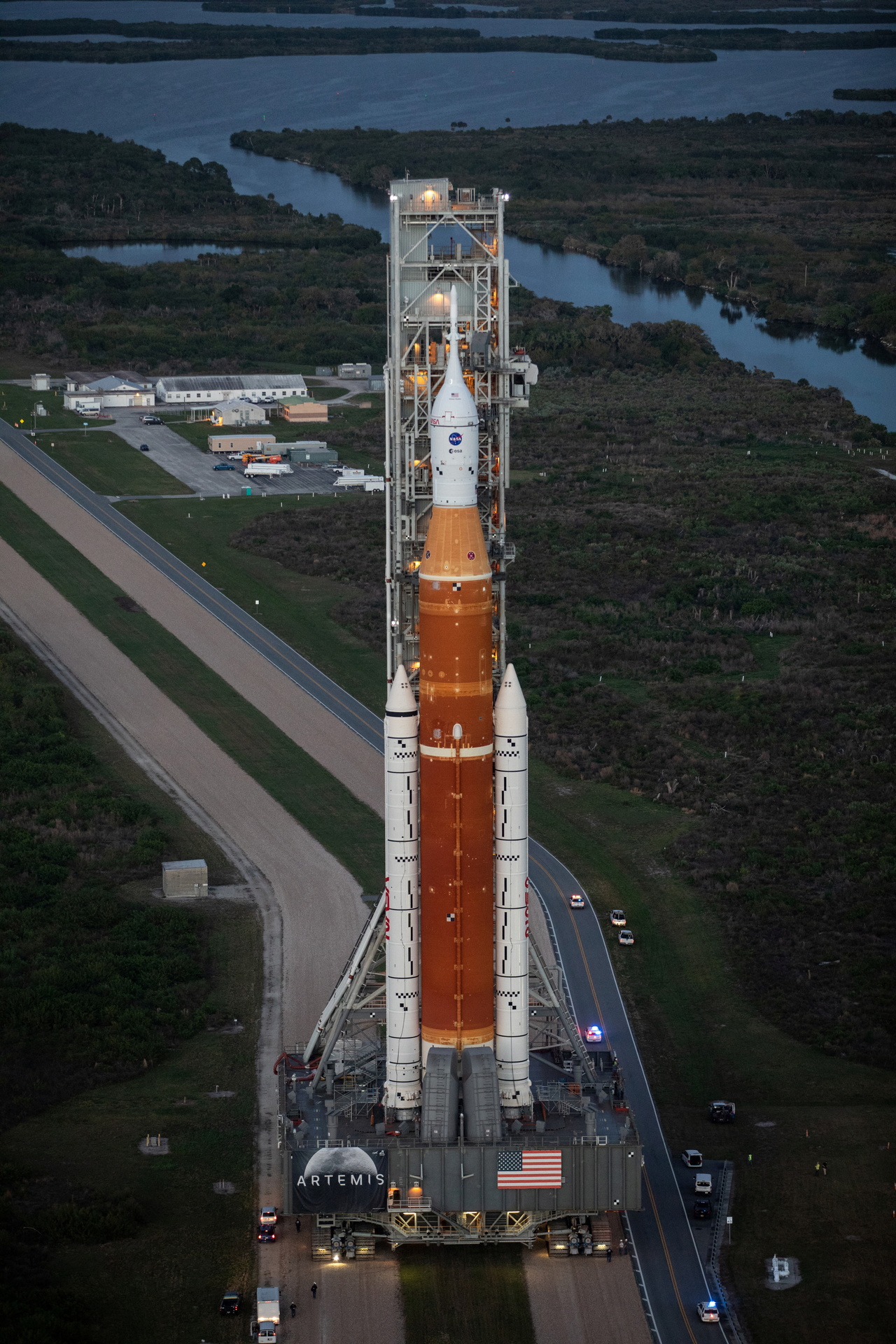 NASA史上最大火箭 比自由女神像还高 亮相推上发射架