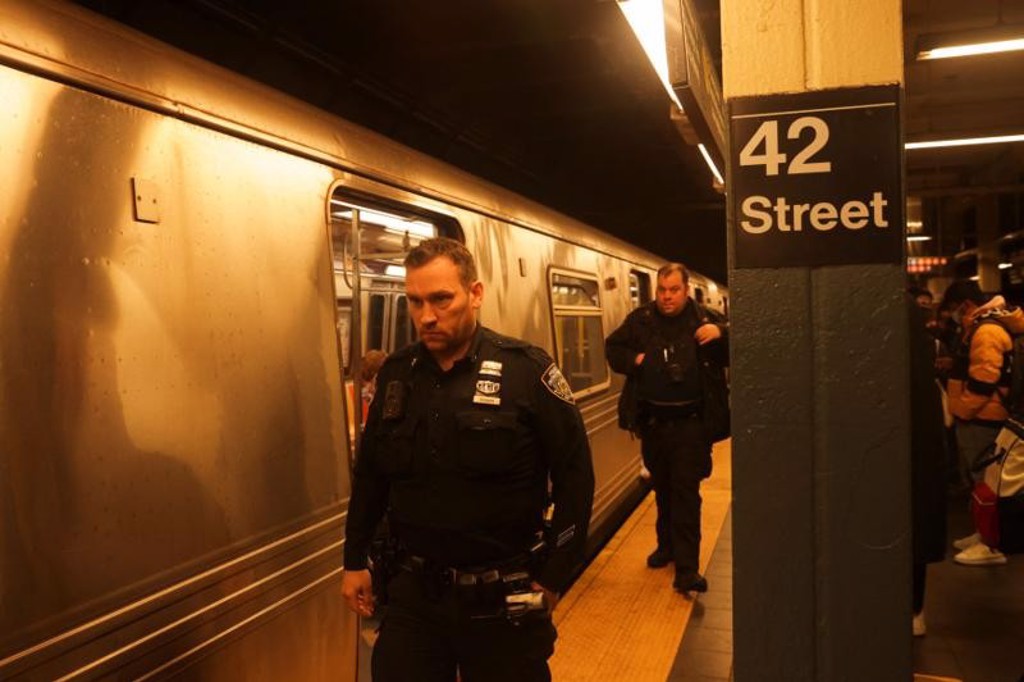 直击纽约地铁枪击：月台溅血 歹徒戴防毒面具逃逸