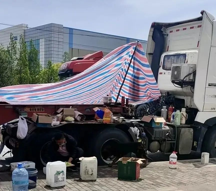 上海卡车司机：一条马路住100人 有人曾3天没吃饭