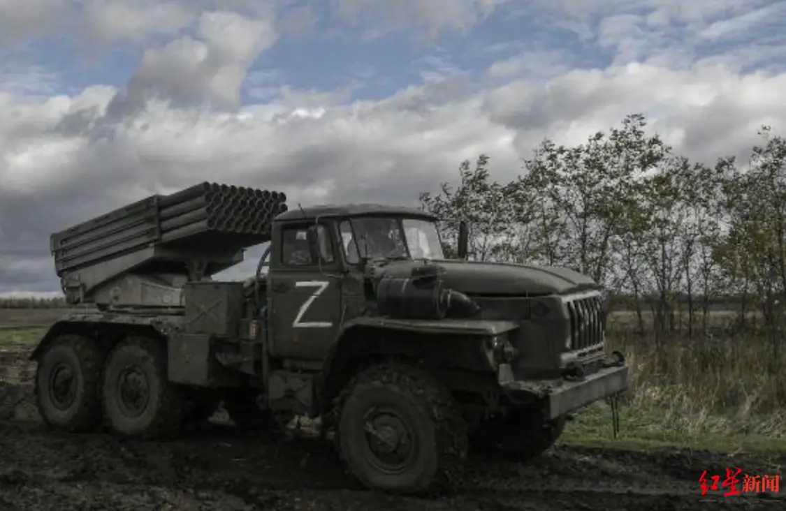 ↑俄军一辆多管火箭炮发射车在扎波罗热行进。图据参考消息网