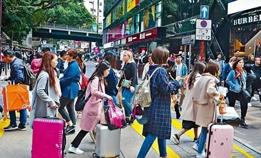 ● 内地游客直接带动了香港旅游业的GDP快速增长