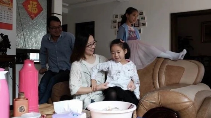 中国“两头婚”家庭悄然兴起 最大的烦恼是孩子