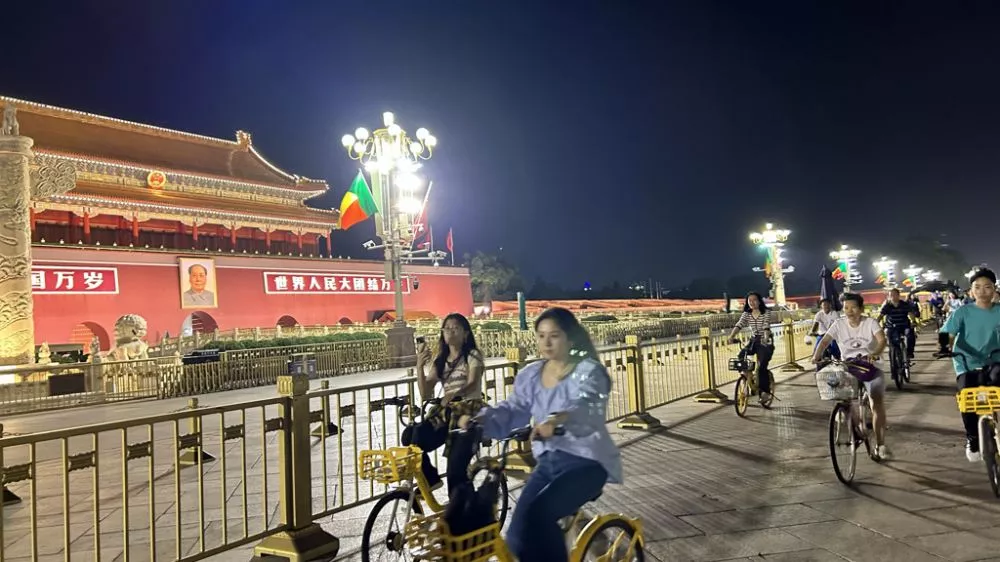 骑自行车外出自带水杯 中国要求公务员习惯过紧日子
