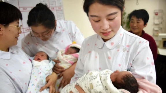 中国出生率创2000年来最低！ 生育率跌破警戒线